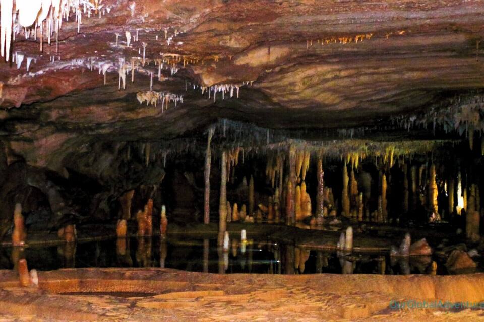 Een grot met stalactieten en stalagmieten.