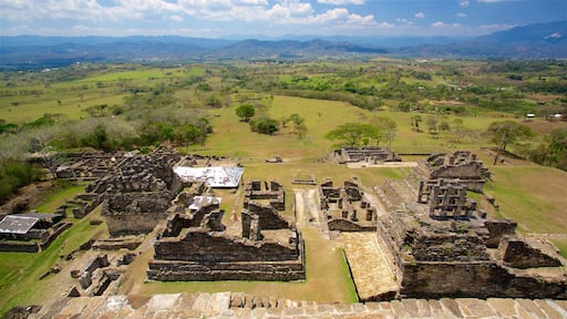Tonina som inkluderer ruiner, landskap og historisk arkitektur