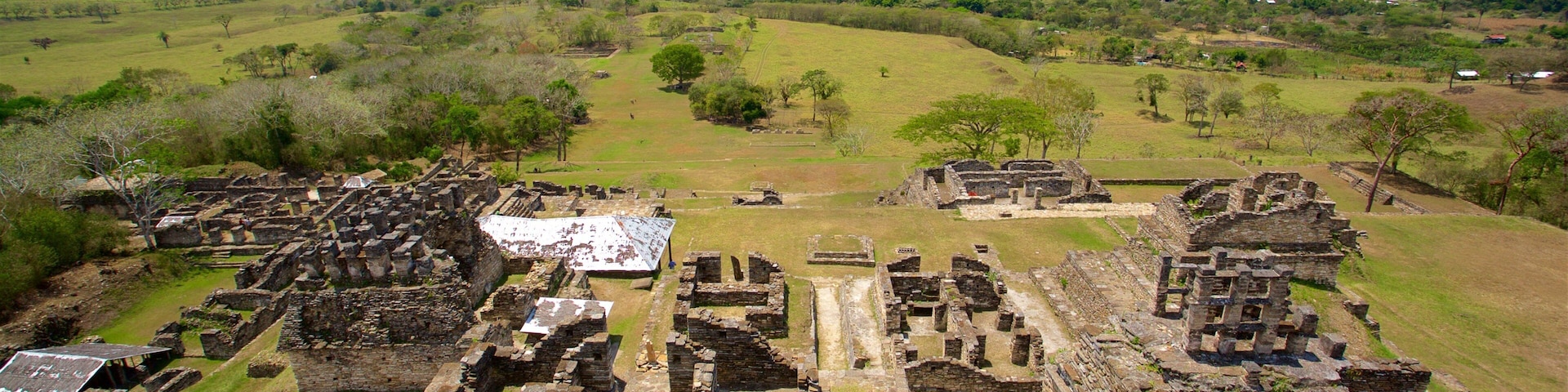 Tonina featuring heritage architecture, landscape views and building ruins