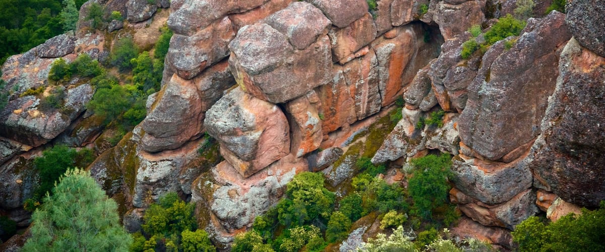Pinnacles National Park qui includes scĂšnes tranquilles et montagnes