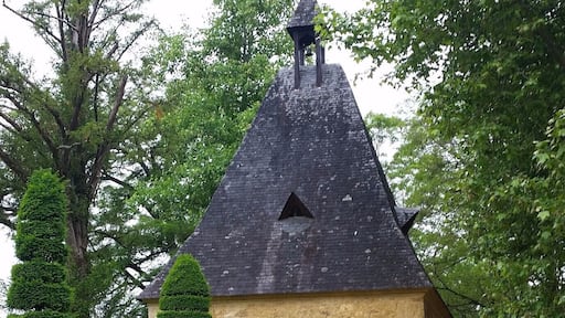 Beautiful gardens with different areas like large rooms.
Dog friendly too.