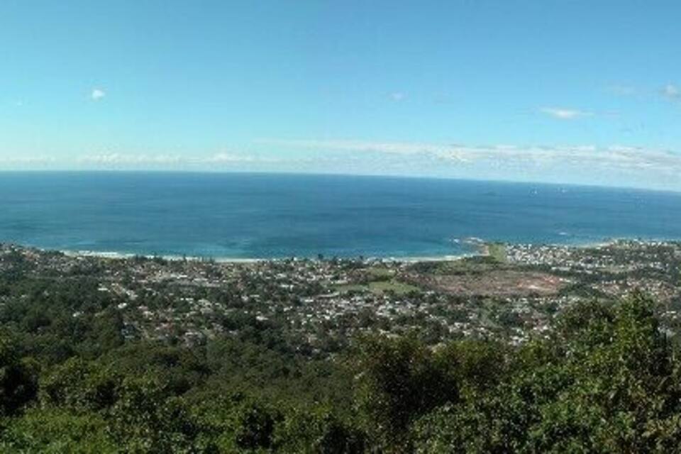 Une ville côtière qui offre une vue sur l’océan et les collines.