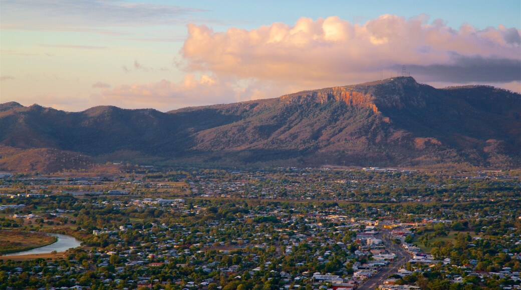 Mount Stuart フィーチャー 山々, 小さな町あるいは村 と 夕焼け