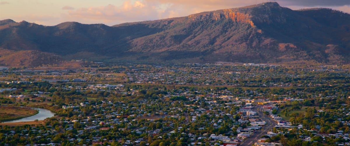Mount Stuart ofreciendo una pequeña ciudad o pueblo, una puesta de sol y vistas de paisajes
