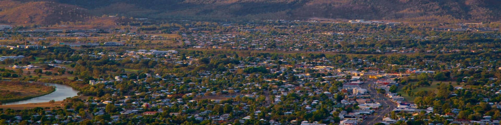 Mount Stuart mostrando paisagem, montanhas e uma cidade pequena ou vila