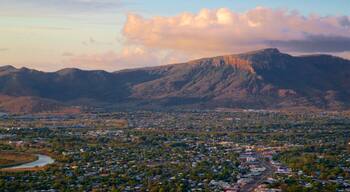 Mount Stuart que incluye un pueblo, montañas y un atardecer