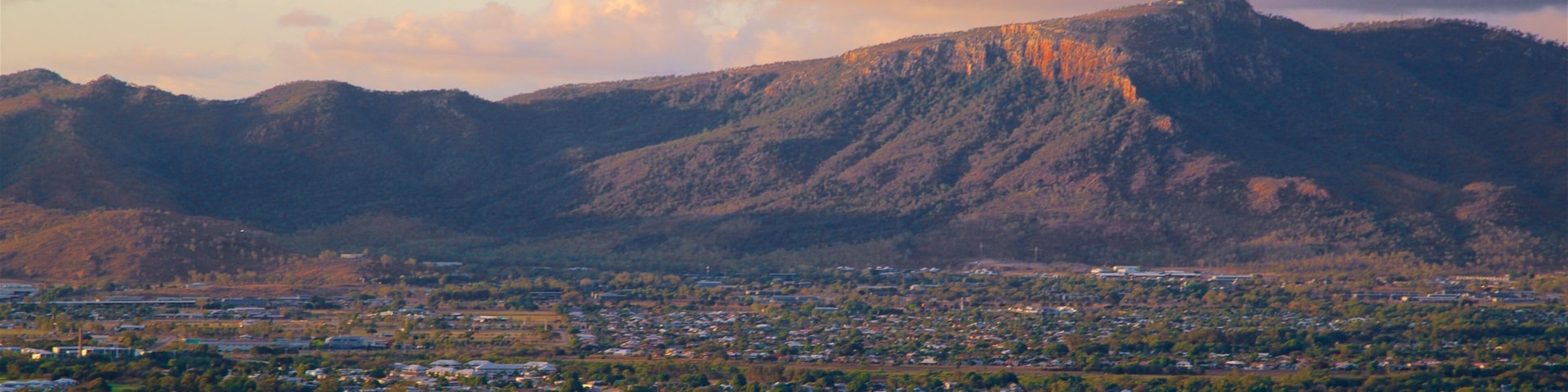 Mount Stuart que incluye montañas, una pequeña ciudad o aldea y un atardecer