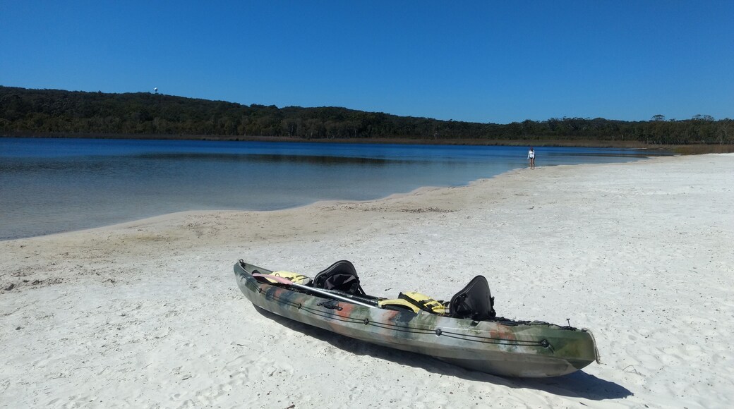Canoa en laguna. North Stradbroke Island