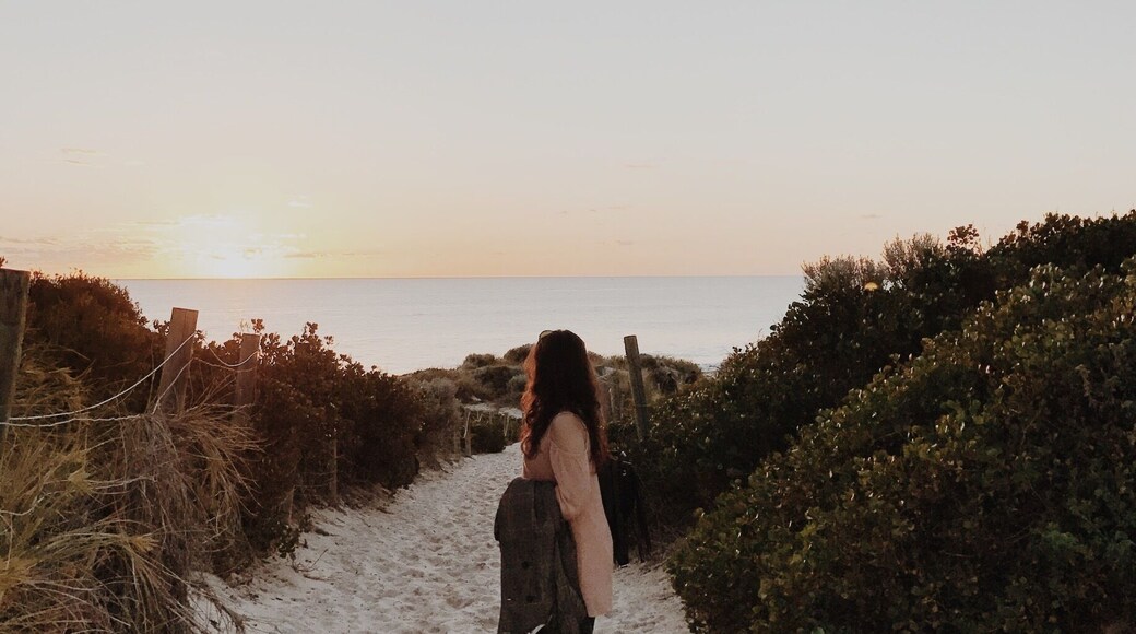 Winter sunset.
Tip #1: Floreat Beach or City Beach is your to-go beach for sungazing, surfing, running and you name it! Watch out for snakes in the green! (As suggested by warning boards)
Tip #2: Take out some apple and blueberry strudels from Corica Pastries (Aberdeen St) as they are so good they will cross your mind at 3 AM.
#LifeAtExpedia #Beaches