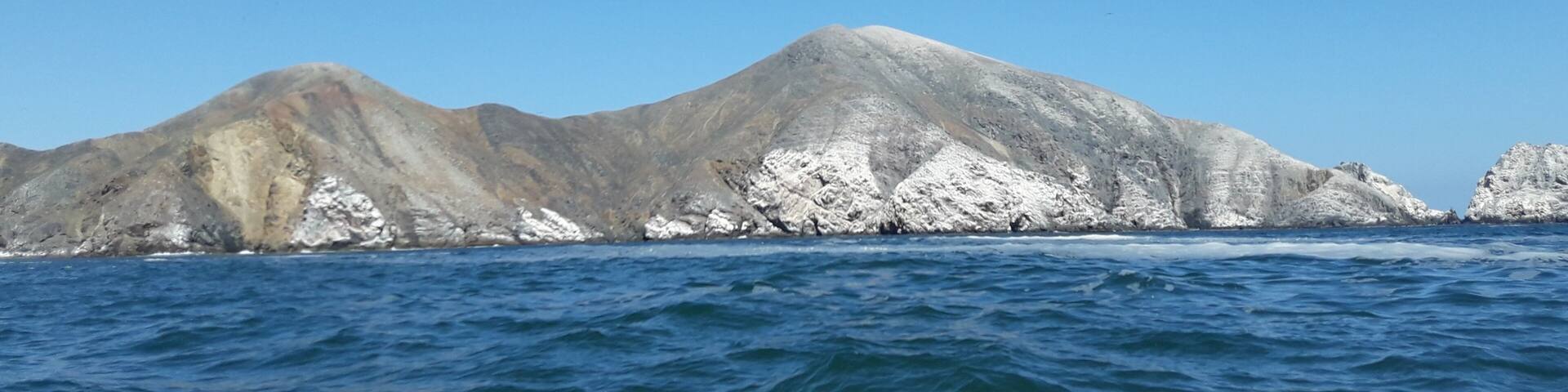 Bella isla rodeada de aguas cristalinas