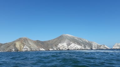 Bella isla rodeada de aguas cristalinas