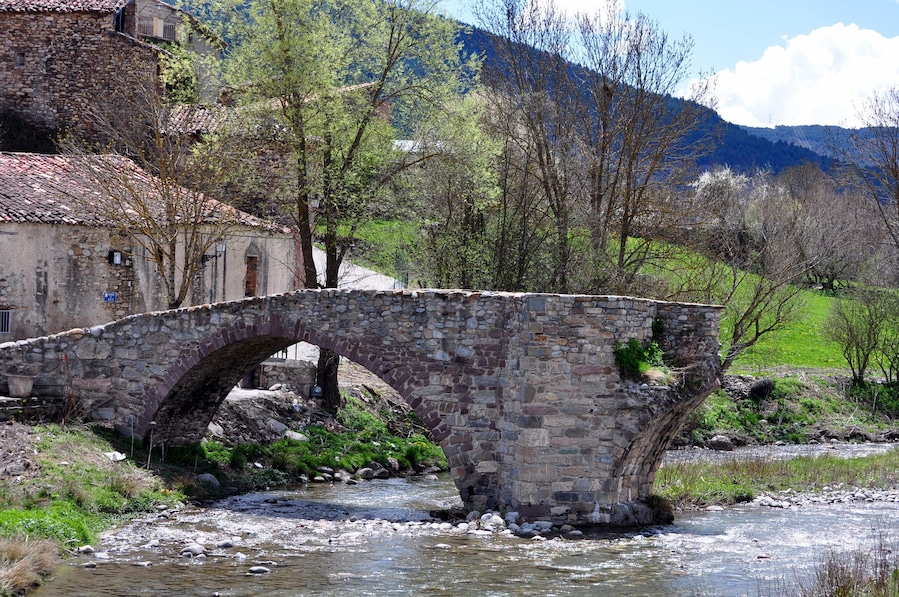 This are the remnants of the old bridge over the river Noguera Ribagorçana at Vilaller, destroyed by a flood in 1963