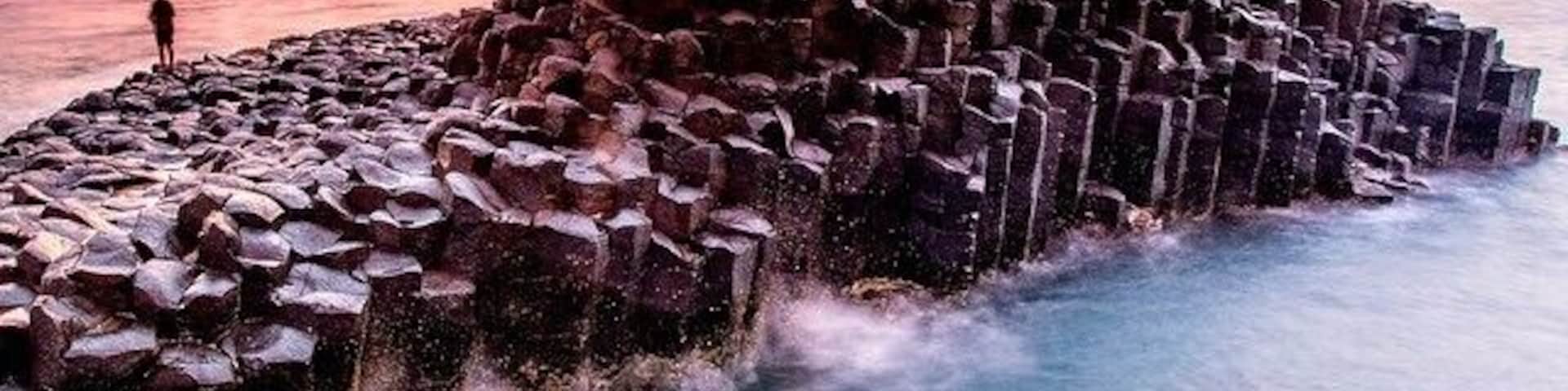 This is such an amazing spot. A mass of hexagonal columns have formed when lava flowed from the ancient Tweed Volcano and was rapidly cooled in the ocean… the result is spectacular!! The local indigenous Goodjingburra clan call Fingal Head “Booninybah” – which translates to “home of the giant Echidna” stoked to get a good sunrise on our first visit here #seeaustralia #visitnsw #specialshots #tweedcoast ✌️ #GoldenHour