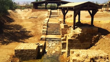 Una estructura antigua de piedra con un canal de agua y pasarelas de madera.