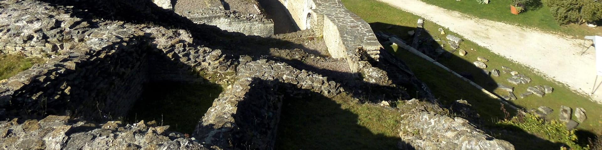 Les vestiges de l'ancien théâtre romain à Mandeure, soutien du nord