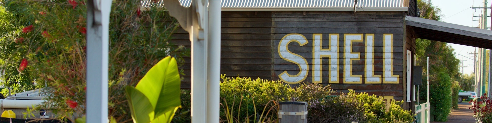 Región vinícola de Margaret River ofreciendo señalización y flores