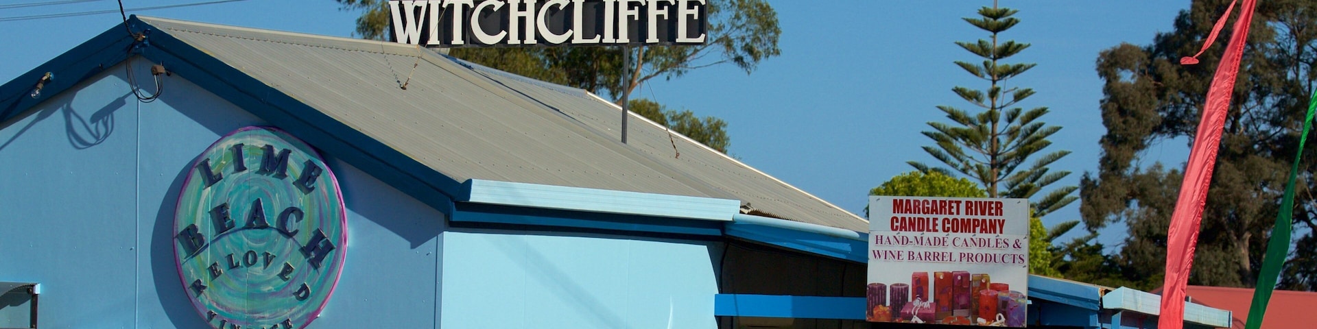 Un edificio con un cartel que dice "WITCHCLIFFE" y otro cartel para "MARGARET RIVER CANDLE COMPANY".