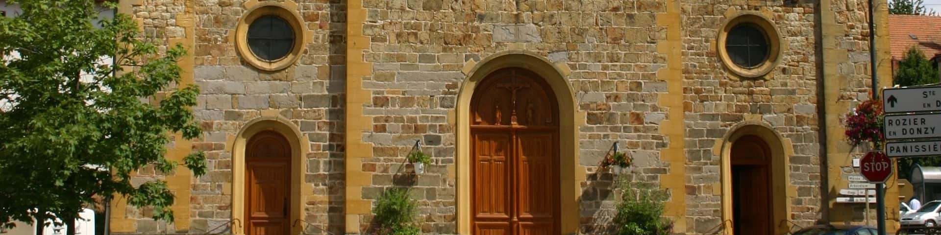 L'église de Bussières dans le département de la Loire.