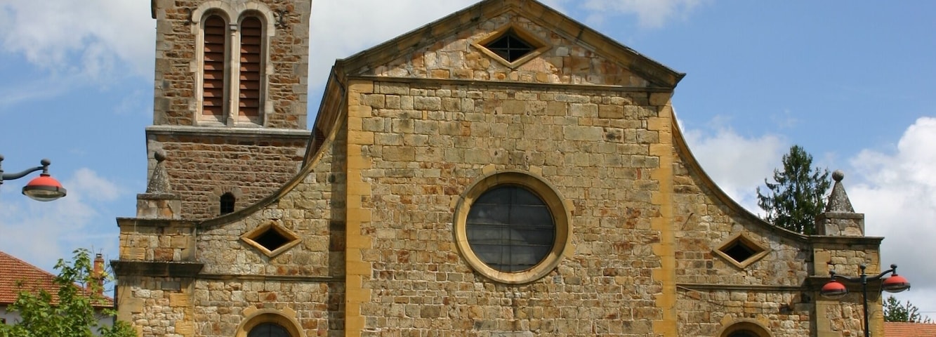 L'église de Bussières dans le département de la Loire.