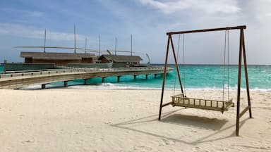 Malediven Milaidhoo Schaukel am Strand