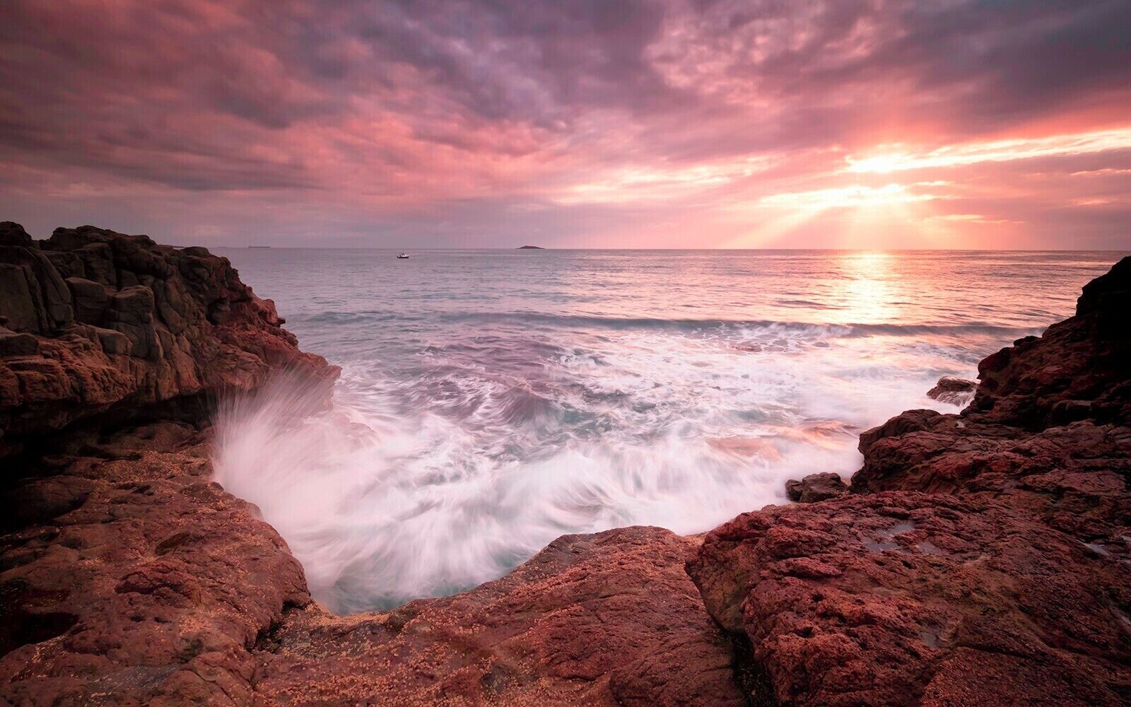 This place is great for a sunrise shoot, walk or fishing. Its a contrast to the surrounding industrial area and you may think you're lost as you arrive 