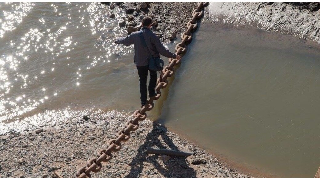 That time I crossed the Mississippi on a barge chain. 😂
.
.
📸 by Ann Aurbach