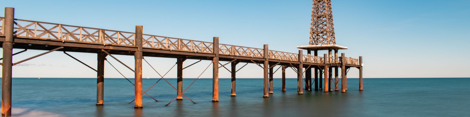 Le ponton bien connu de la ville de Port-Leucate dans le sud de la France. Cette photo a ete prise en pause longue pour avoir cet effet de flou dans l'eau de la Méditerranée.