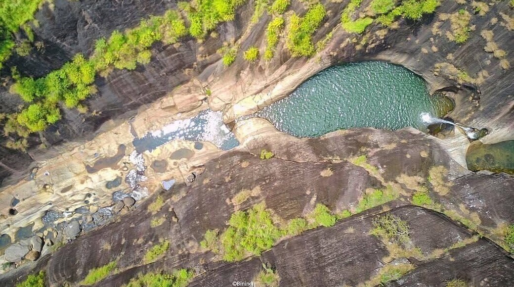 “Phanthudawa ella”
This amazing waterfall has the shape of a oil lamp.