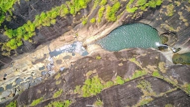 “Phanthudawa ella”
This amazing waterfall has the shape of a oil lamp.