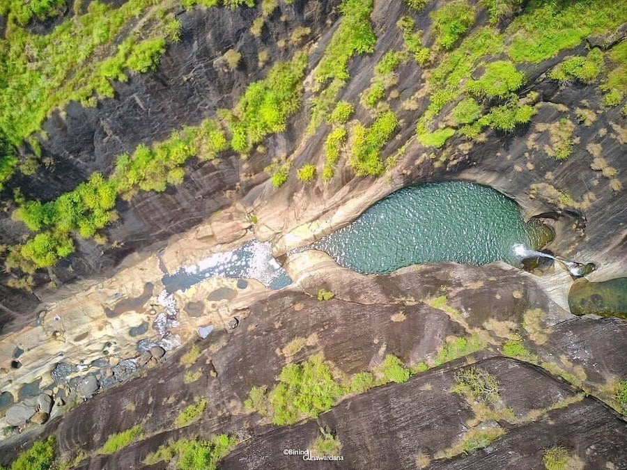 “Phanthudawa ella”
This amazing waterfall has the shape of a oil lamp.