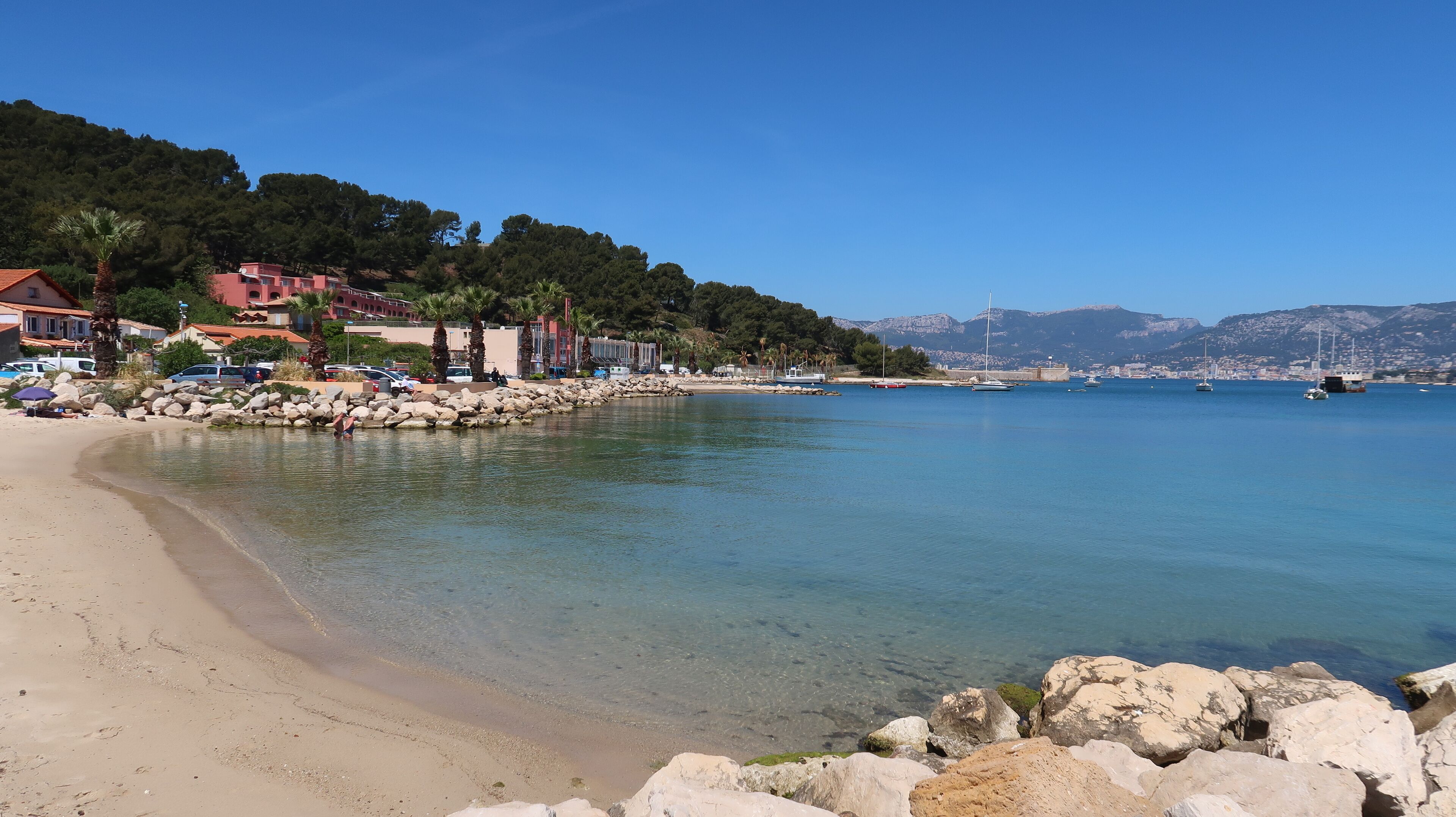Paysage de côte au bord de la mer Méditerranée, plage du Touring sur la presqu’île de Saint-Mandrier, près de Toulon, dans le Var (France)