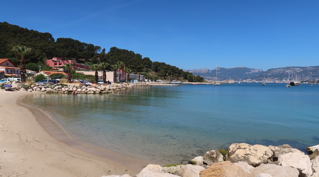 Paysage de côte au bord de la mer Méditerranée, plage du Touring sur la presqu’île de Saint-Mandrier, près de Toulon, dans le Var (France)