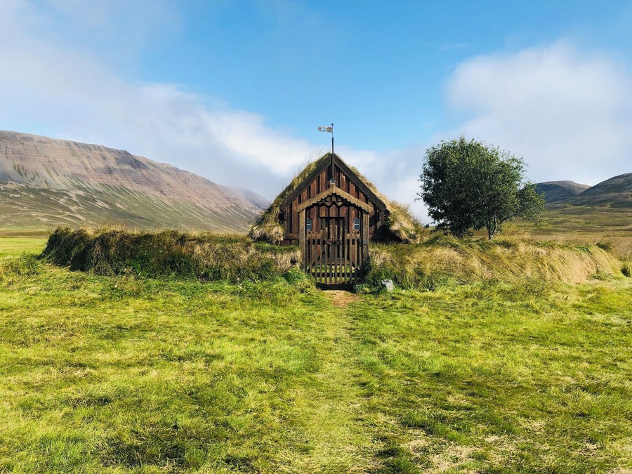 A week before I left for Iceland, I saw this on Instagram as a recommendation. I was mesmerised by the eerie picture that captured my curiosity, so I asked for the name of the place and found it on google maps. From Akureyri to here is 1h35mins drive one way, but didn’t stop me! It is an eerie little turf church in the middle of nowhere. #lifeatexpedia