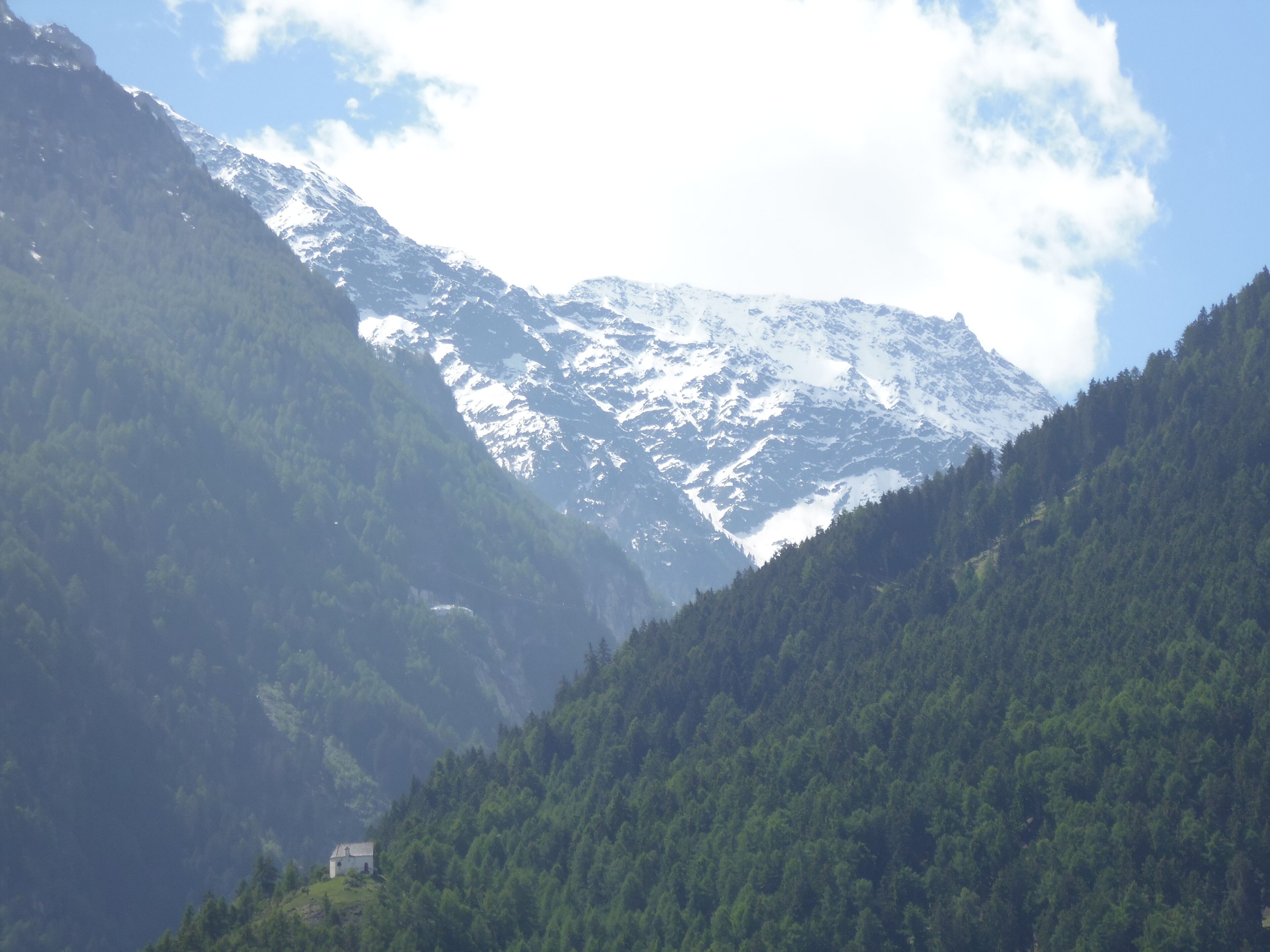 Schluderzahn bei Laas, davor am Eingang des Laaser Tals das Kirchlein St. Martin erkennbar