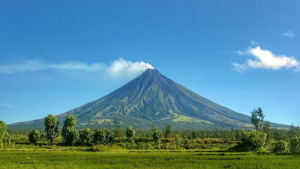 The perfect view of the majestic Mayon volcano from Cagsawa Ruins. #Bicol #MtMayon #choosephilippines #hiking #nature