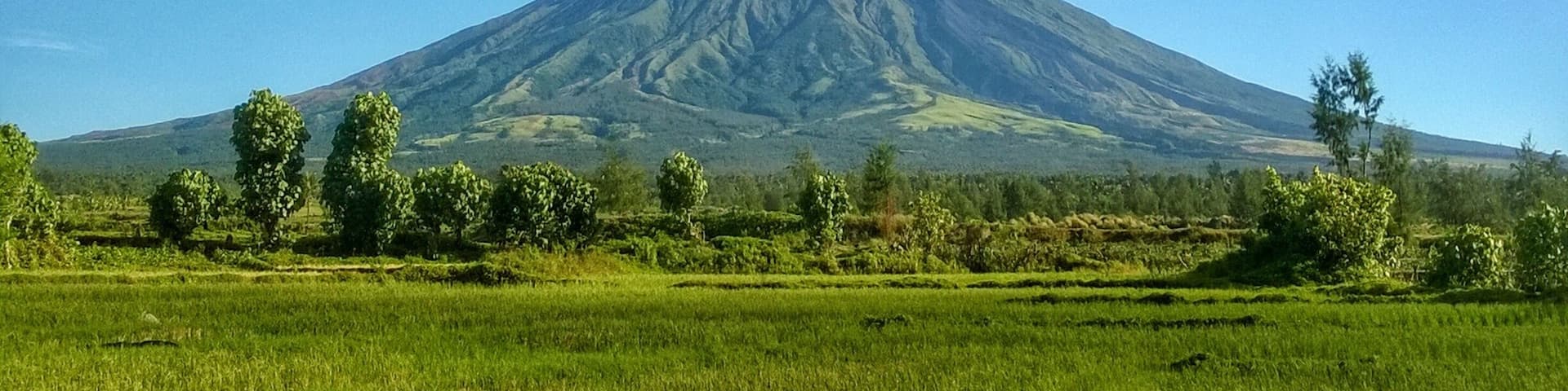 The perfect view of the majestic Mayon volcano from Cagsawa Ruins. #Bicol #MtMayon #choosephilippines #hiking #nature