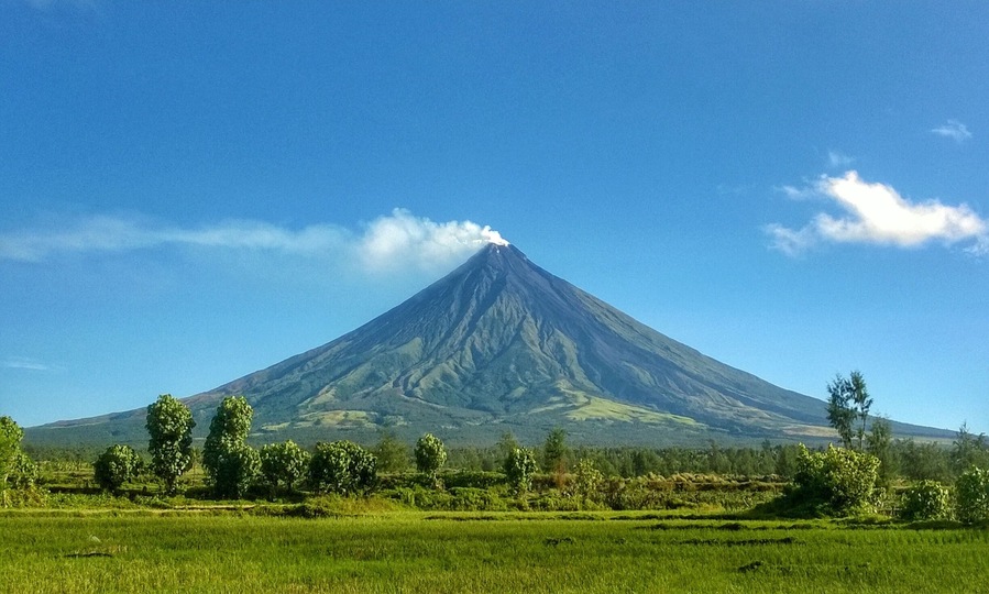 The perfect view of the majestic Mayon volcano from Cagsawa Ruins. #Bicol #MtMayon #choosephilippines #hiking #nature