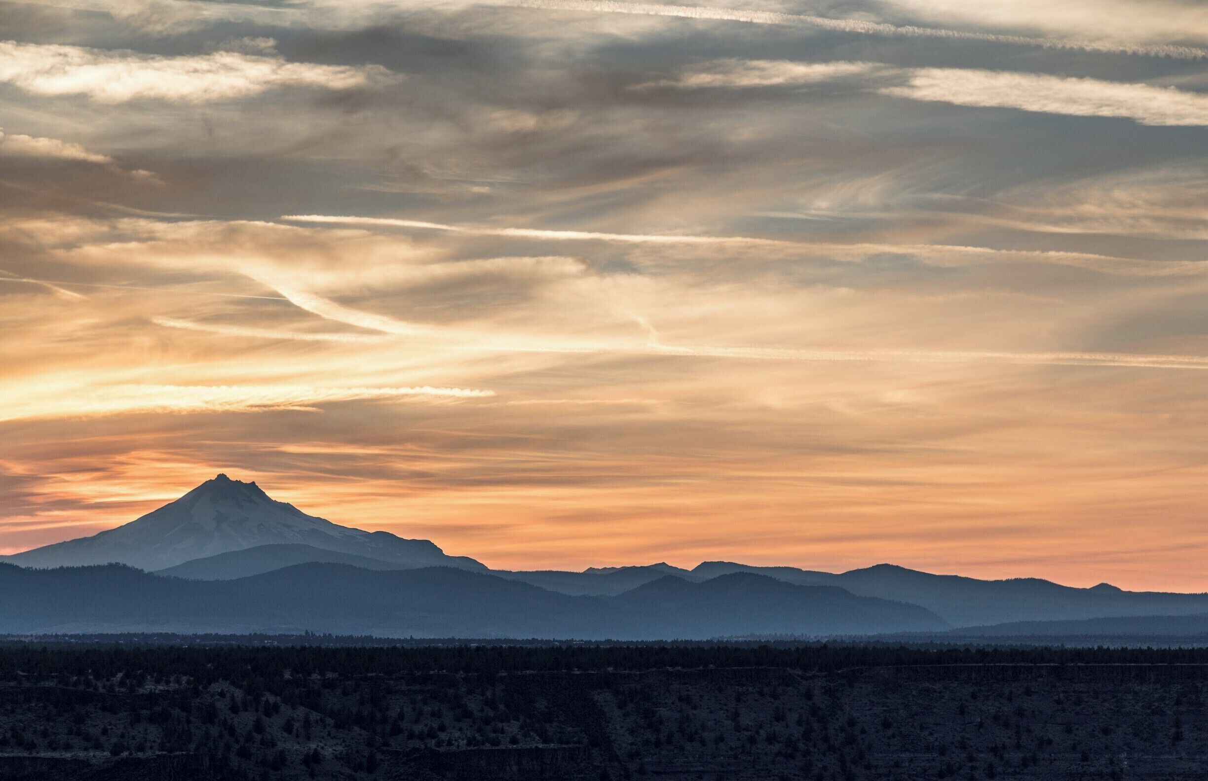Cove Palisades State Park is in central Oregon near Madras. Its central feature is Lake Billy Chinook which is a reservoir in a deep canyon topped with basaltic caprock.

A beautiful sunset behind Mt Jefferson, intensified by the smoke of summer wildfires...

#lifeatexpedia