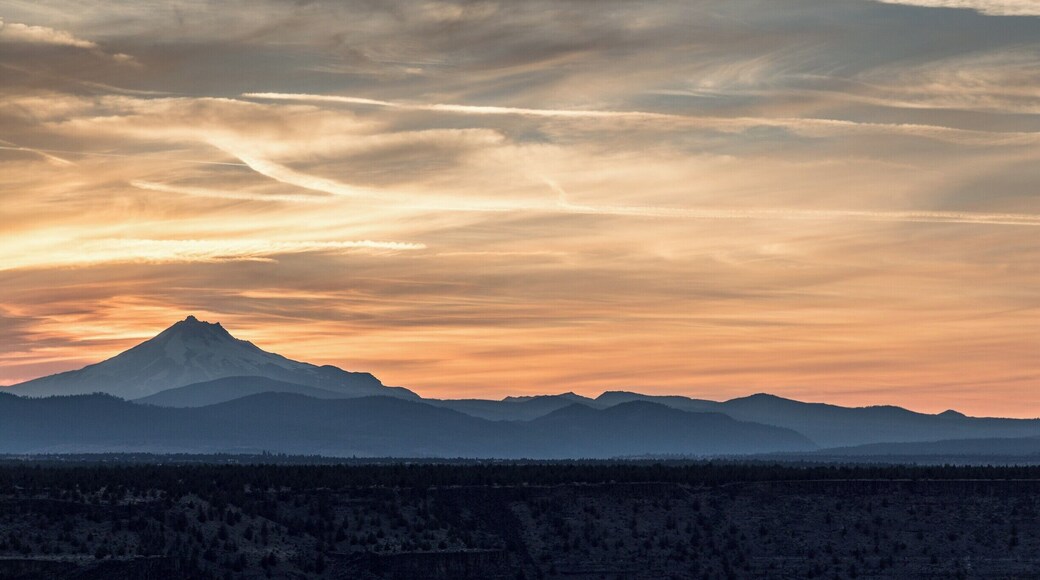 Cove Palisades State Park is in central Oregon near Madras. Its central feature is Lake Billy Chinook which is a reservoir in a deep canyon topped with basaltic caprock.
A beautiful sunset behind Mt Jefferson, intensified by the smoke of summer wildfires...
#lifeatexpedia