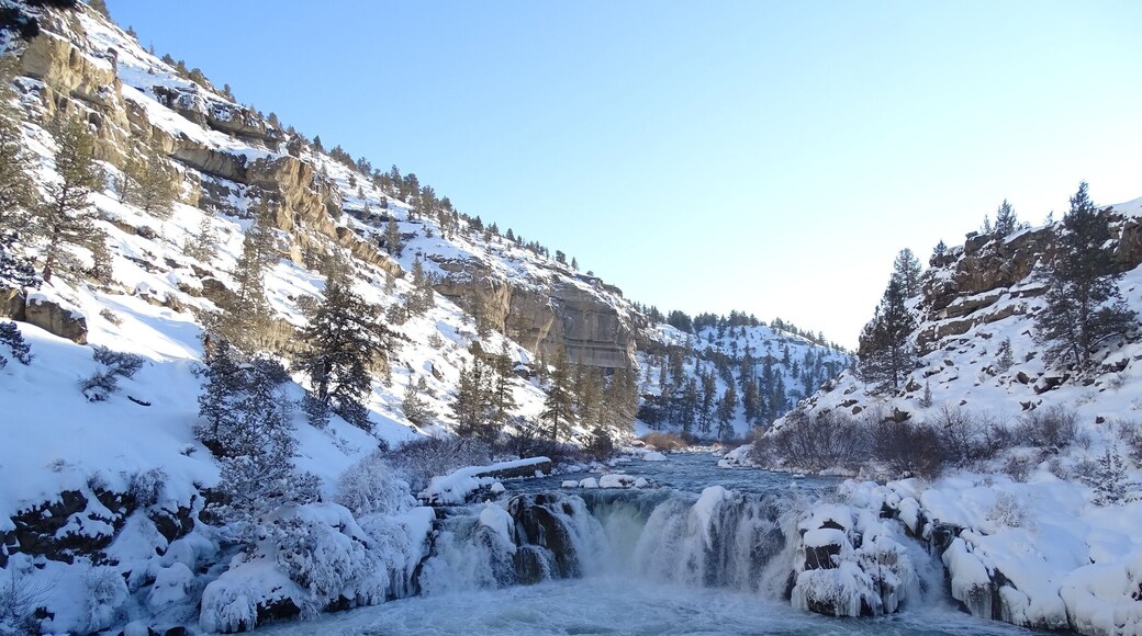 Easy hike to this stunner!
#winterwonderland #hike #hiking #waterfall #oregon #pnw #nature