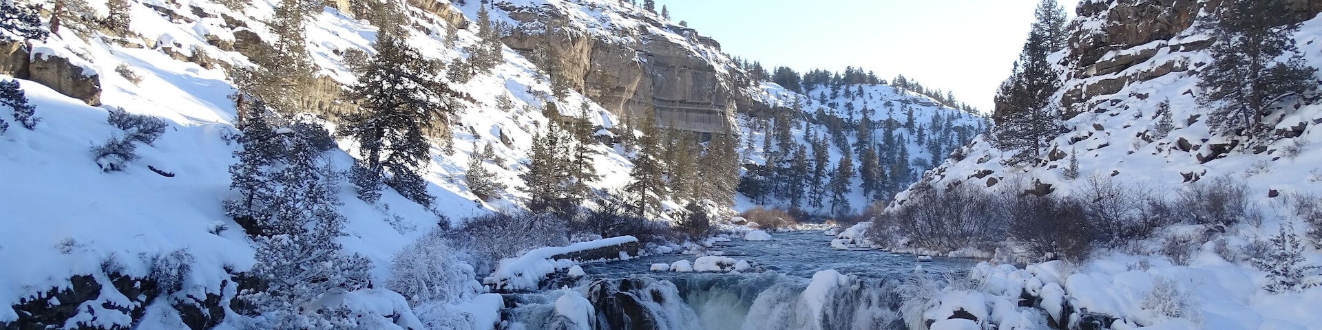 Easy hike to this stunner!
#winterwonderland #hike #hiking #waterfall #oregon #pnw #nature
