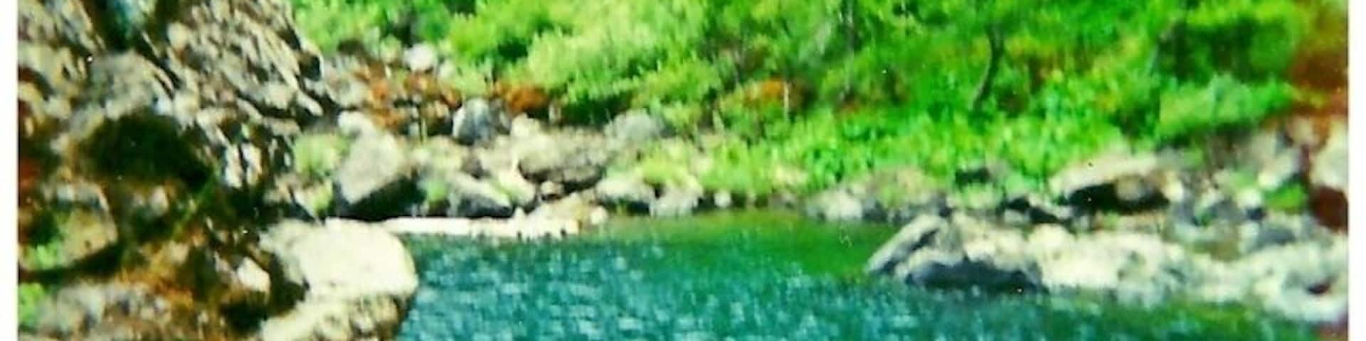 Crystal clear water, deep swimming holes, perfect temperature, and easy access make this section of the Illinois a popular spot during the summer months.
#waterlust #WeekendGetaway