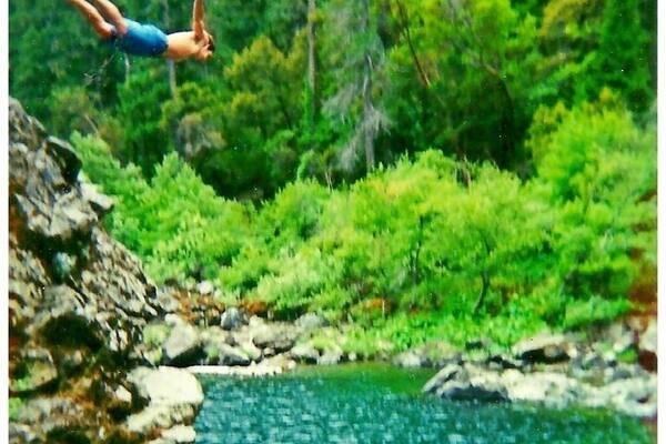 Crystal clear water, deep swimming holes, perfect temperature, and easy access make this section of the Illinois a popular spot during the summer months.
#waterlust #WeekendGetaway