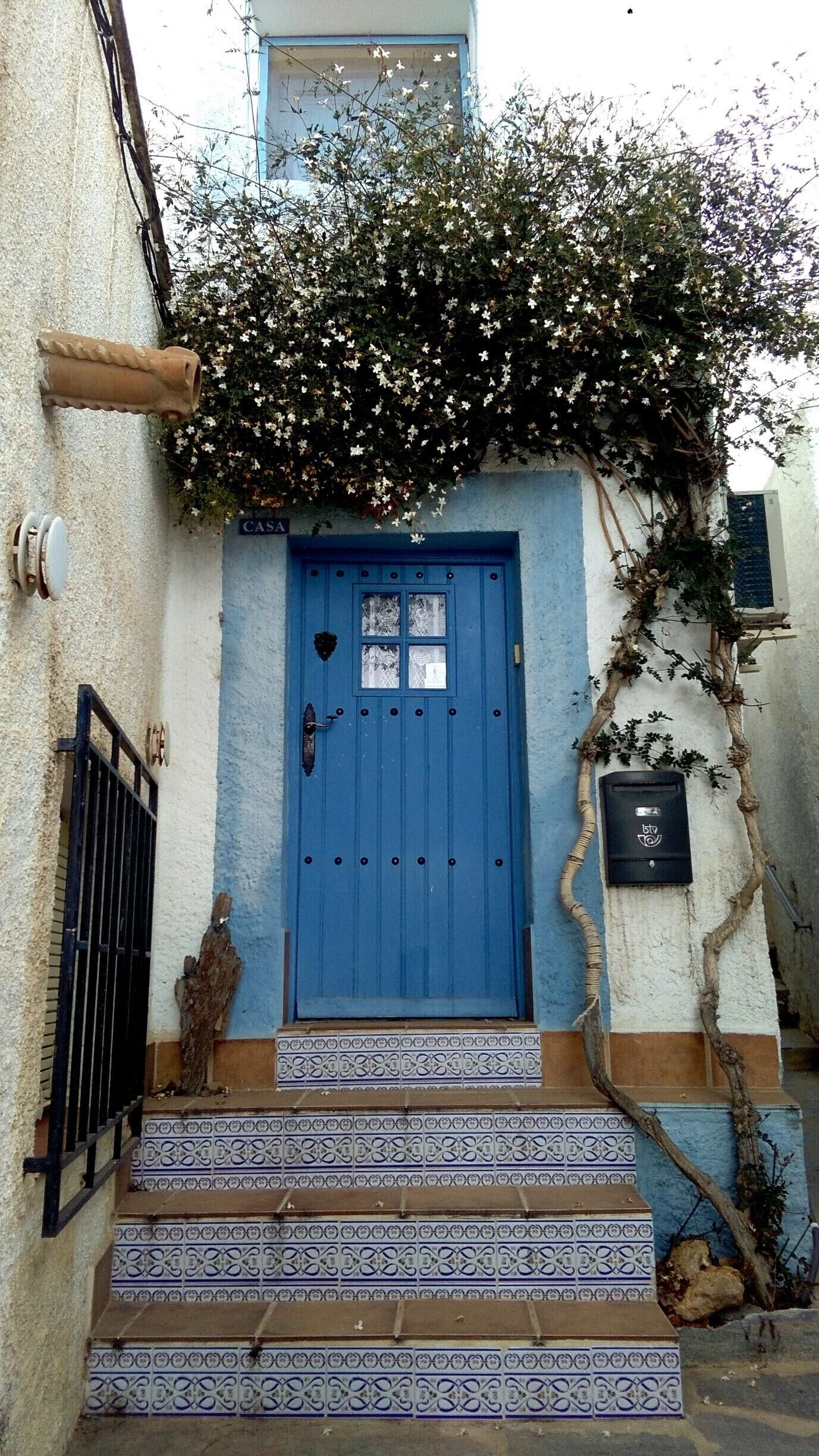 High in the hills just outside Mojacar (a popular draw for tourists) sits this even more beautiful village. 