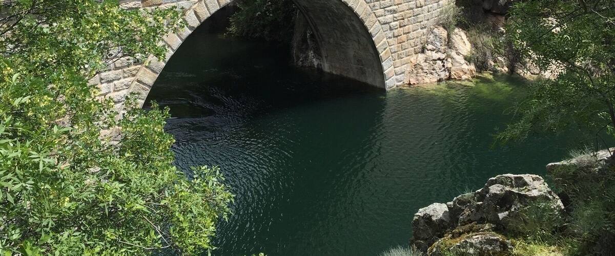Acueducto del Canal de El Villar, sobre el río Lozoya (retenido en el Embalse de El Atazar). Comunidad de Madrid, España.