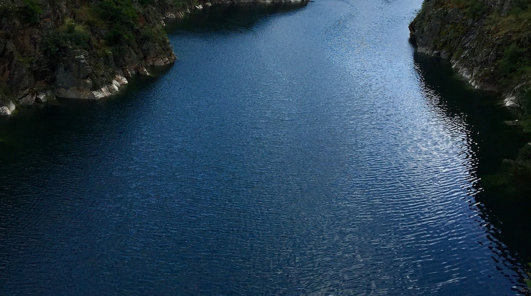 Cola del embalse de El Atazar en el río Lozoya (Comunidad de Madrid, España).
