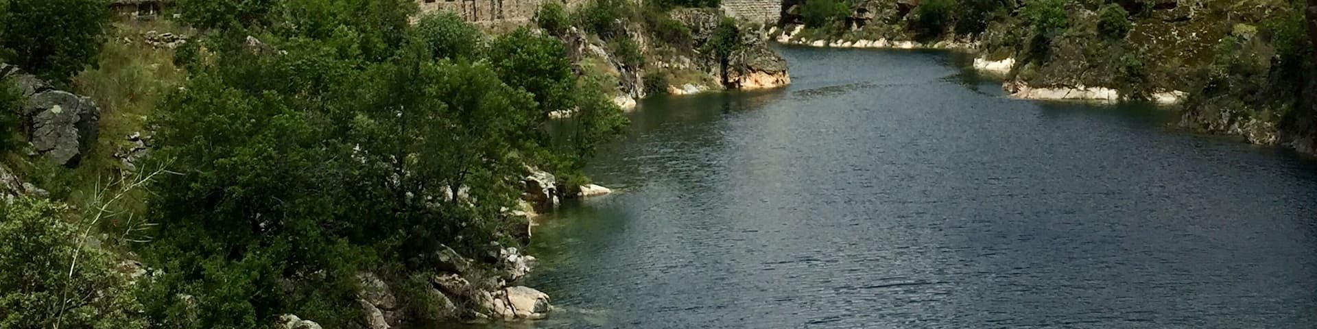 Cola del embalse de El Atazar en el río Lozoya (Comunidad de Madrid, España). Pueden verse el Canal de El Villar (a la izquierda) y la presa del embalse de El Villar (al fondo).