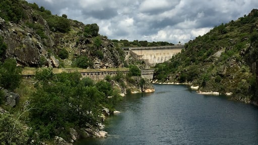 Cola del embalse de El Atazar en el río Lozoya (Comunidad de Madrid, España). Pueden verse el Canal de El Villar (a la izquierda) y la presa del embalse de El Villar (al fondo).