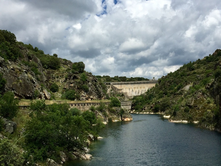 Cola del embalse de El Atazar en el río Lozoya (Comunidad de Madrid, España). Pueden verse el Canal de El Villar (a la izquierda) y la presa del embalse de El Villar (al fondo).