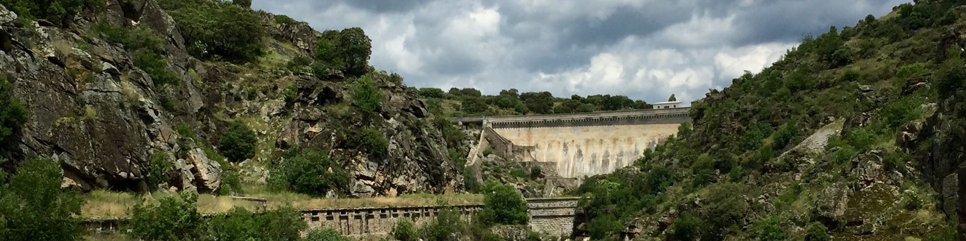 Cola del embalse de El Atazar en el río Lozoya (Comunidad de Madrid, España). Pueden verse el Canal de El Villar (a la izquierda) y la presa del embalse de El Villar (al fondo).